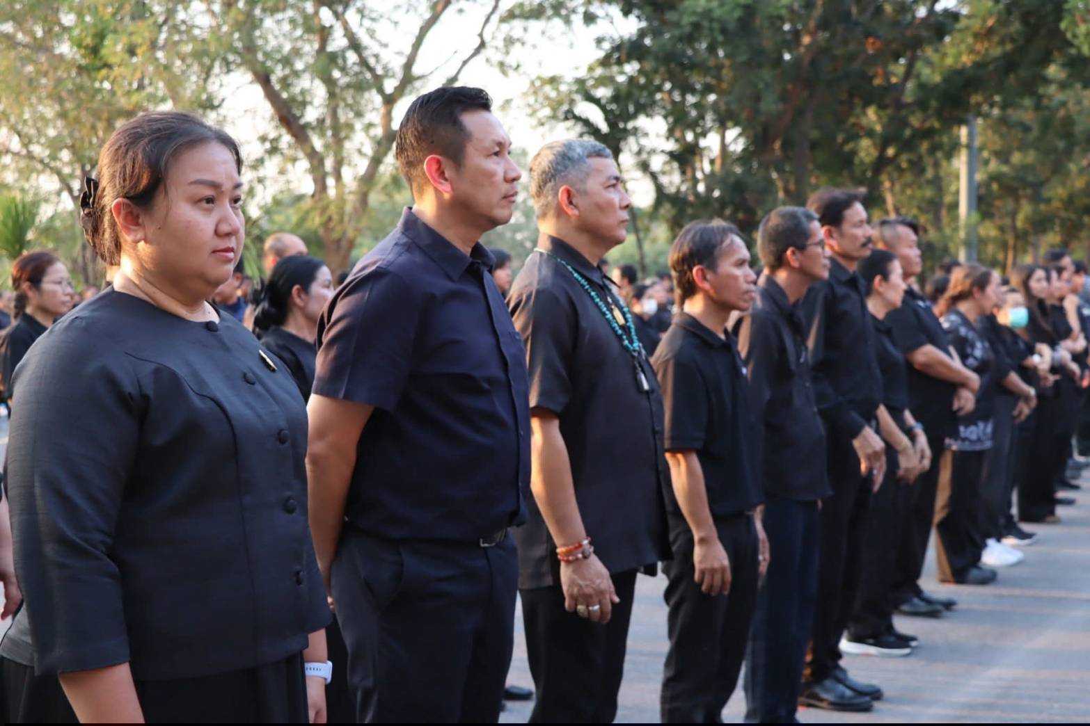 title - ผู้อำนวยการศูนย์ส่งเสริมและพัฒนาอาชีพเสริมนอกภาคการเกษตร ร่วมกิจกรรมแสดงความอาลัยและแสดงความจงรักภักดีสมเด็จพระนางเจ้าสิริกิต์ พระบรมราชินีนาถ พระบรมราชชนนีพันปีหลวง โครงการหนึ่งความดี ล้านความรัก ภูมิใจพรรคพระพันปีหลวง ณ ศาลาพระมิ่งขวัญ ศูนย์ส่งเสริมและพัฒนาอาชีพเสริมนอกภาคการเกษตร (ศูนย์ศิลปาชีพบางไทรฯ (เดิม))